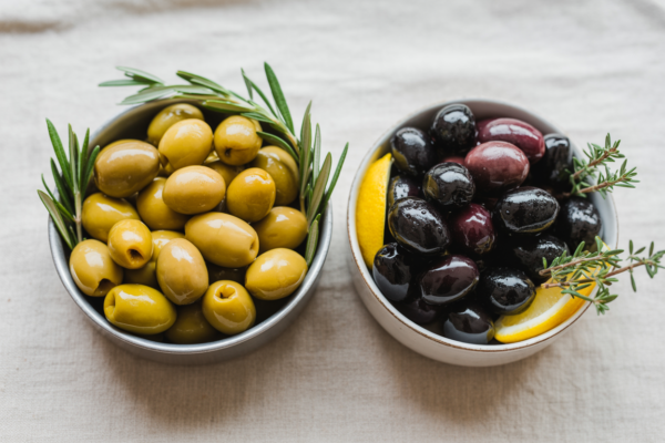 que diferencia hay entre aceitunas verdes y negras